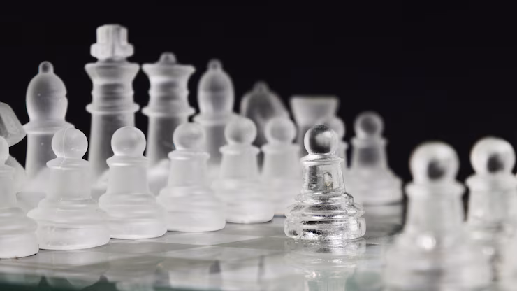 Bir adam, yere çizilmiş dev bir beyin şeklindeki labirentin içinde yürürken; karar verme sürecindeki zihinsel karmaşayı ve bilinçaltının labirentvari yapısını simgeliyor.